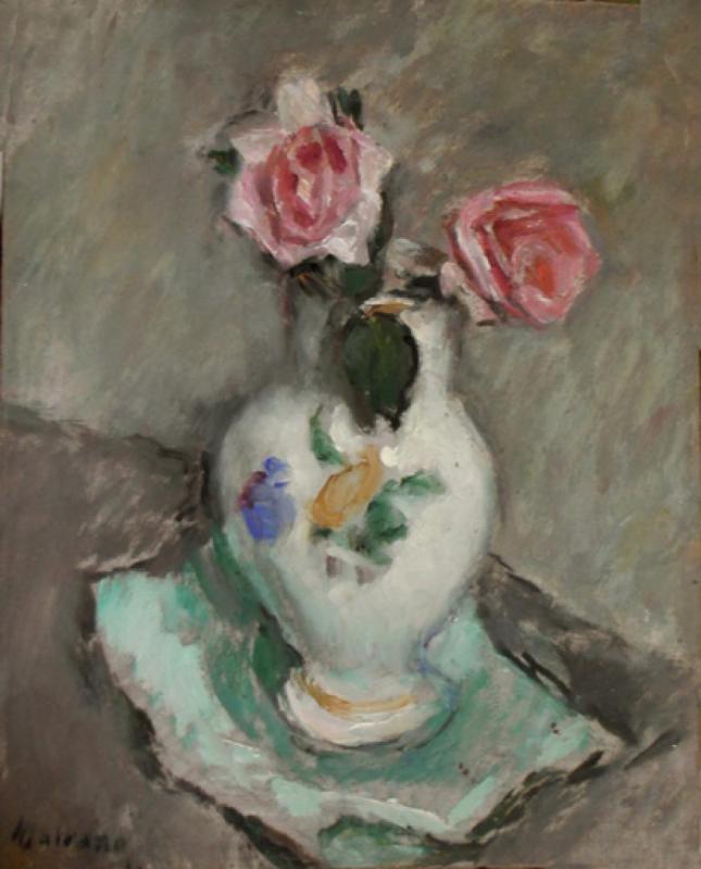 Vaso con due rose su carta turchese