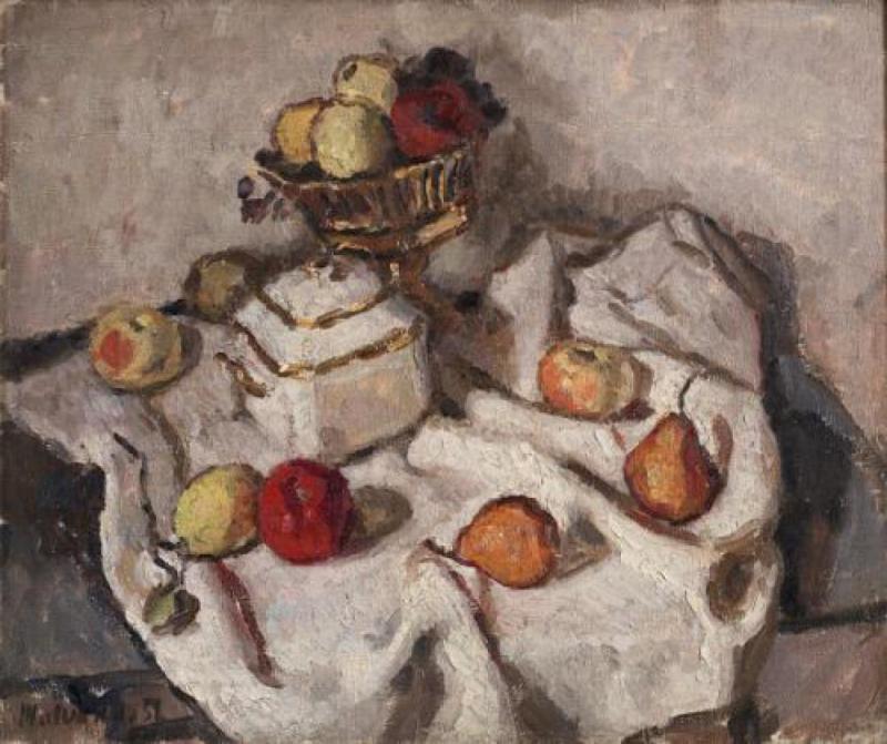 Natura morta con fruttiera dorata, zuccheriera profilata d’oro, frutta su panneggio bianco