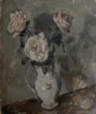 Vaso di rose su sfondo grigio