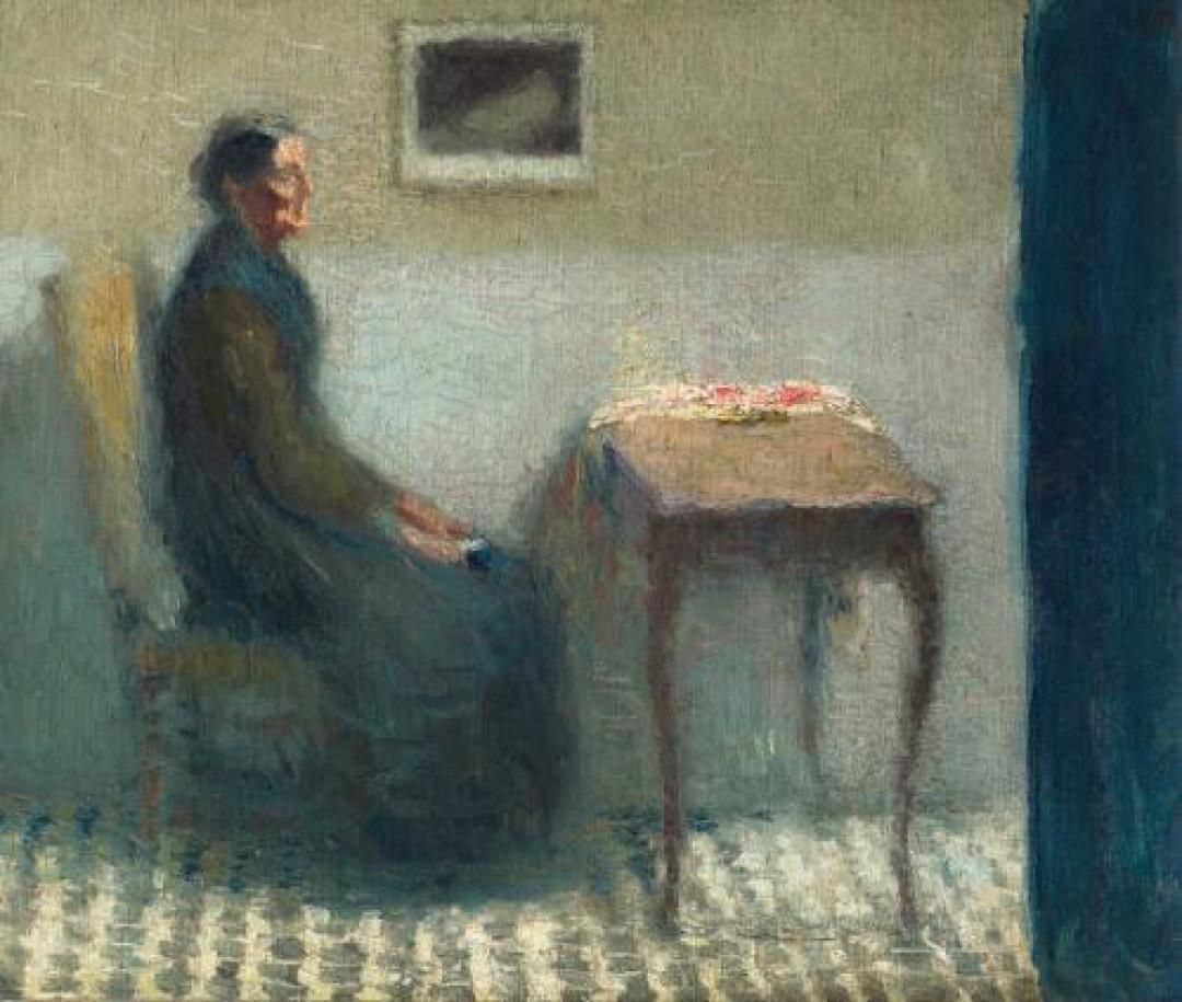 Donna seduta al tavolino